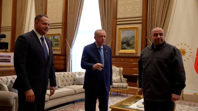 «РБК-Украина» опубликовала фото встречи Ермака, Эрдогана и главы украинской делегации Рустема Умерова (слева направо)