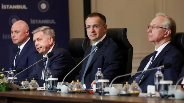 Члены российской делегации сидят за столом