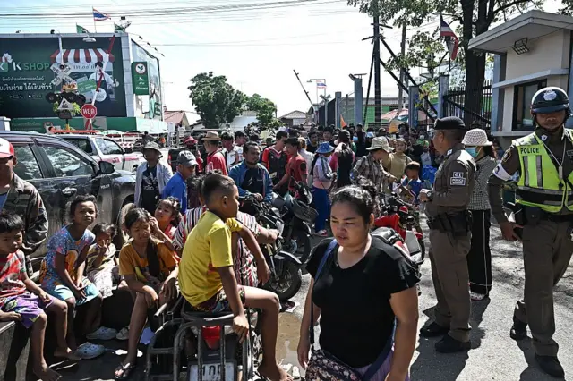 Công nhân Campuchia mắc kẹt ở Cửa khẩu biên giới quốc tế Ban Khlong Luek - vừa bị đóng cửa - giữa Thái Lan và Campuchia,  huyện Aranyaprathet, tỉnh Sa Kaeo của Thái Lan vào ngày 24/6/2025