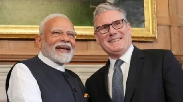 ब्रिटेन के प्रधानमंत्री किएर स्टार्मर के साथ भारतीय प्रधानमंत्री नरेन्द्र मोदी