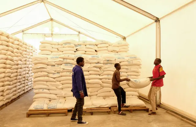 Ndị ọrụ World Food Programme n'ele anya dịka a na-ahazi ngwa nri  n'ụlọ nkwakọba ha