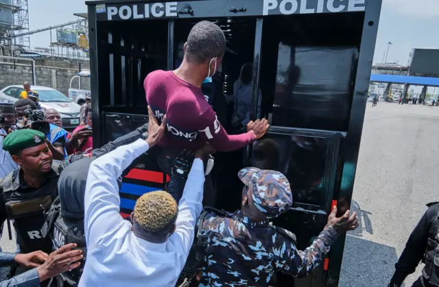Ndị uweojii ebe ha na-akwa otu onye so na-eme ngharịiwe aka na ebe ama-ama a na-akpọ Lekki na Legọs steeti