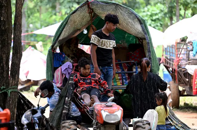 Người dân Campuchia tại tỉnh Oddar Meanchey đi sơ tán, ảnh chụp ngày 25/7
