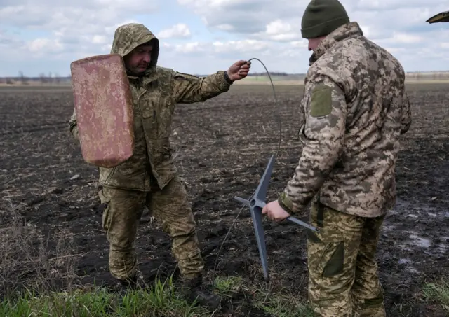 Украинские военные с терминалом Starlink в Донецкой области