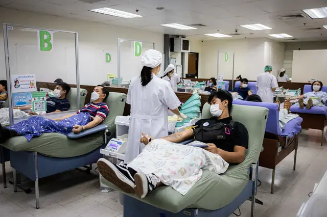 Người Thái Lan hiến máu tại Bangkok để phục vụ cho mục đích cứu các nạn nhân bị thương do xung đột