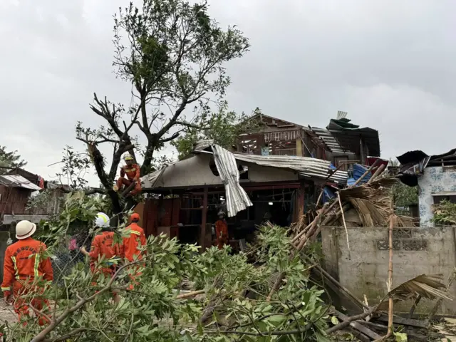 ပေါင်မြို့၊ ကတွန်ရွာ မှာ လေပွေလှိုင်းကြောင့် ပျက်စီးသွားတဲ့ အိမ်