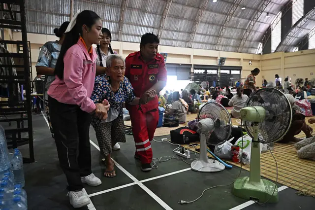 Nhà thi đấu thể thao của Đại học Surindra Rajabhat ở tỉnh Surin được biến thành nơi trú ẩn cho dân tị nạn, ảnh chụp vào sáng 25/7