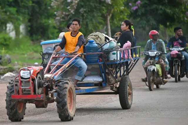 Người dân Campuchia chạy nạn tại tỉnh Oddar Meanchey vào sáng nay 25/7