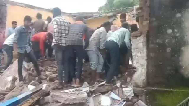 एक सरकारी स्कूल की छत गिरने से तीन बच्चों की मौत