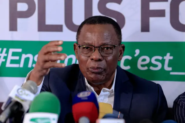 Maurice Kamto mgbe ọ na-agwa ndị ntaakụkọ okwu mgbe ọ bara na pati MANIDEM