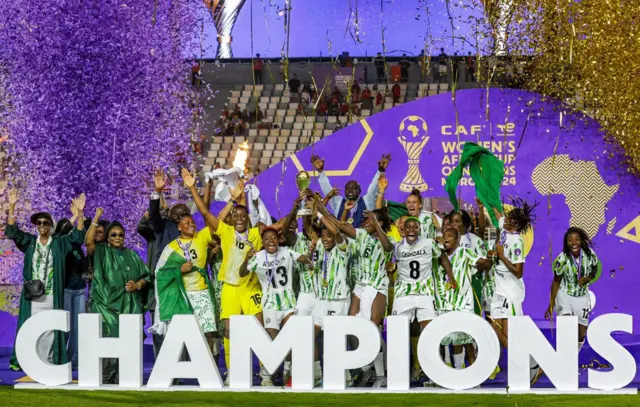 Ƴan wasan Super Falcons na Najeriya lokacin da suka ɗaga kofi bayan lashe gasar ƙwallon ƙafa ta mata ta 2024 a Morocco