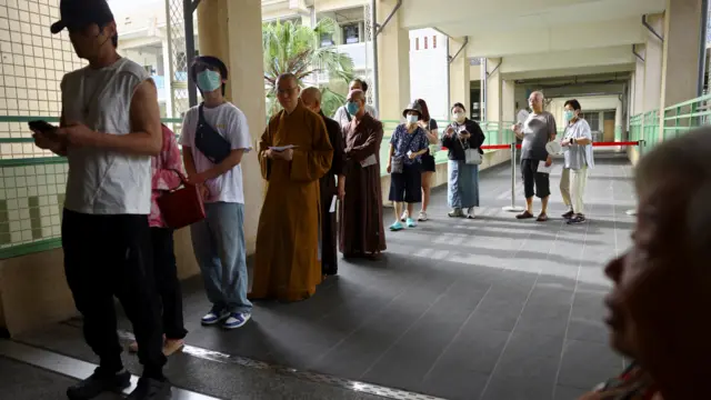 台北某投票站包括佛教僧侶在內的選民排隊等候投票（26/7/2025）