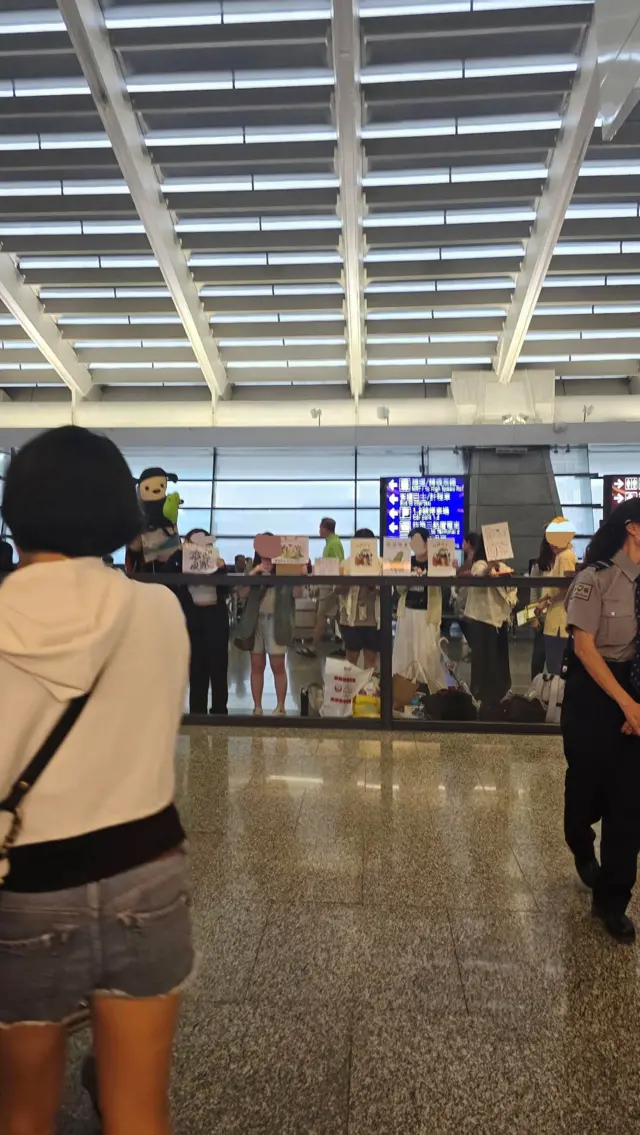 民眾在機場歡迎回台投票選民