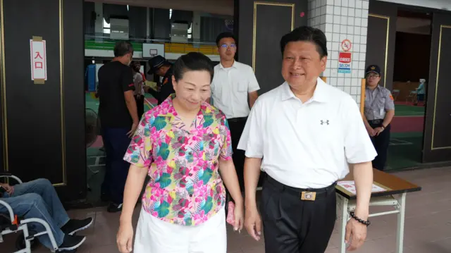 傅崐萁（右）與妻子離開花蓮吉安國中投票所（26/7/2025）
