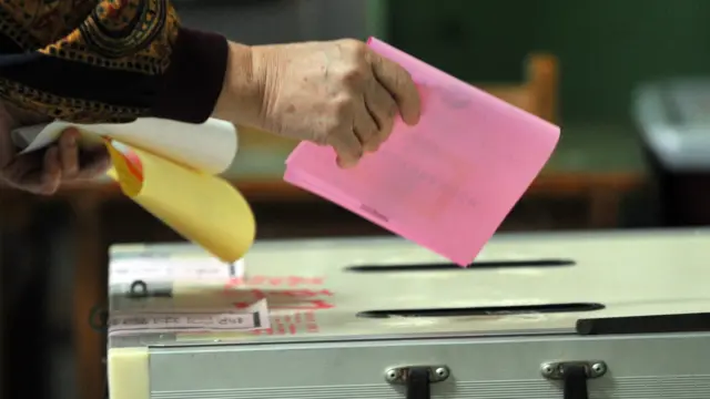 台北某立委選區的罷免案投票公告（BBC News中文圖片）