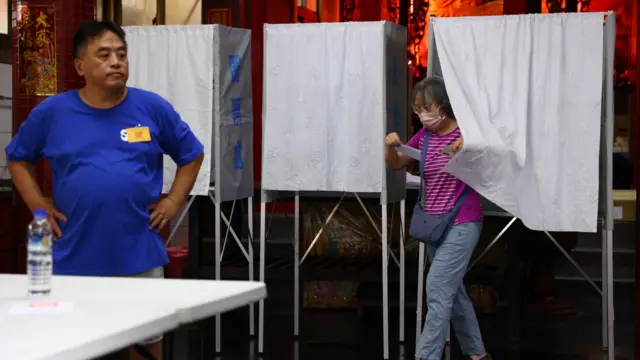 台北某投票站選民走出圈票處（26/7/2025）