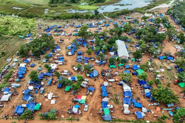 Một bức ảnh chụp từ trên cao cho thấy những người dân phải rời bỏ nhà cửa gần khu vực biên giới Campuchia – Thái Lan đang trú ẩn gần một ngôi chùa ở tỉnh Oddar Meanchey vào ngày 26/7/2025. Thái Lan và Campuchia đã giao tranh sang ngày thứ ba, trong khi số người thiệt mạng từ cuộc xung đột đẫm máu nhất trong nhiều năm qua tăng lên 33 và Phnom Penh kêu gọi một “lệnh ngừng bắn ngay lập tức”. (Ảnh: Suy Se / AFP) (Ảnh: SUY SE/AFP qua Getty Images)