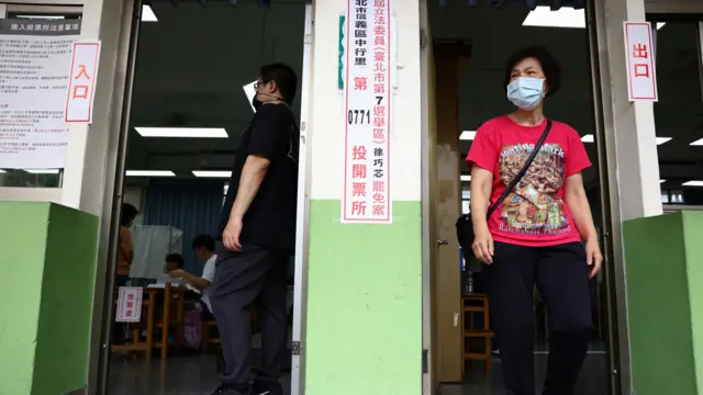 台北某學校選民完成「大罷免」後離開投票站（26/7/2025）