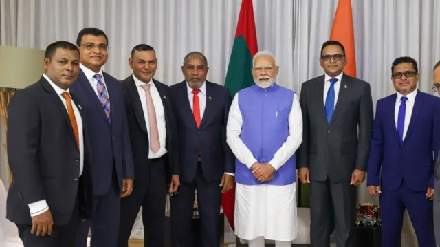 मालदीव के राजनीतिक पार्टियों के नेताओं के साथ मोदी