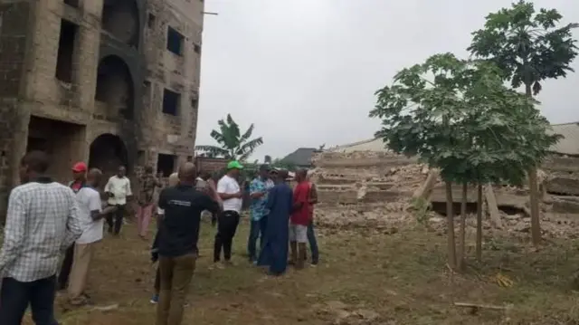 Mgbe ndị mmadụ gbakọtara na-ele ụlọ ahụ dara ada
