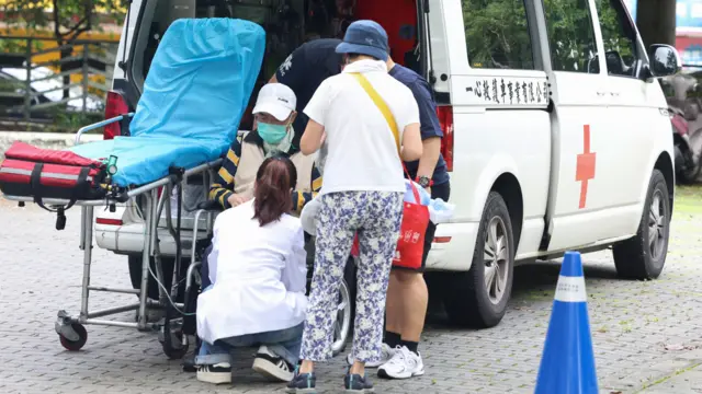 台灣「大罷免」台北大安建安國小投票站外一位老人由私營救護車接載抵達（26/7/2025）