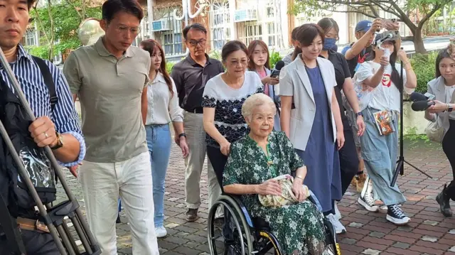 黃國昌（左二）與高虹安（右四）陪同何瑞英（前中）在新竹市投票（台灣民眾黨發放圖片26/7/2025）