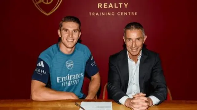 Viktor Gyokeres lokacin da ya sanya hannu kan kwantaragin komawa Arsenal ranar 26 ga watan Yulin 2025