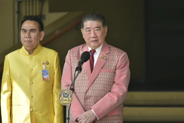Thứ trưởng Quốc phòng Thái Lan Nattaphon Narkphanit (trái) và quyền Thủ tướng Phumtham Wechayachai