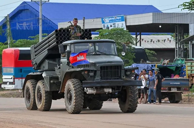 Một binh sĩ Campuchia đứng trên xe tải chở bệ phóng tên lửa BM-21 do Nga sản xuất tại ở tỉnh Oddar Meanchey vào ngày 25/7/2025