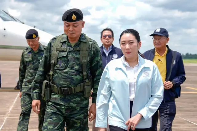 Tư lệnh Lục quân Vùng 2, Trung tướng Boonsin Padklang (trái)