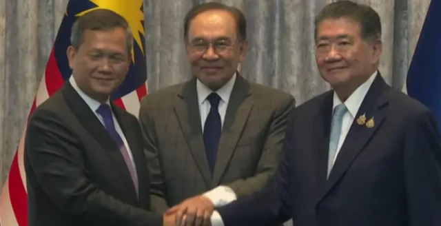 Ndị ndụ mba abụọ ahụ jidere aka n'ịdị n'otu na njedebe ọgbakọ ha na ndị mgbasa ozi