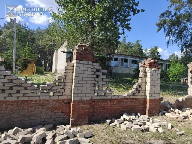 поврежденный при обстреле забор