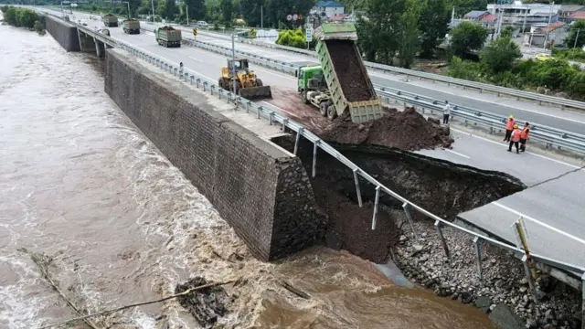 বন্যার পানির তোড়ে বিভিন্ন এলাকায় সড়ক যোগাযোগ বিচ্ছিন্ন হয়ে গেছে