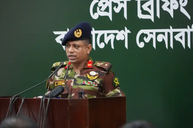 সেনানিবাসের অফিসার্স মেসে ব্রিফিং-এ কথা বলেন মিলিটারি অপারেশনস ডাইরেক্টরেটের কর্নেল স্টাফ কর্নেল মো. শফিকুল ইসলাম।