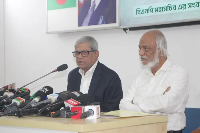 সংবাদ সম্মেলনে বিএনপি মহাসচিব মির্জা ফখরুল ইসলাম আলমগীর ও স্থায়ী কমিটির সদস্য আবদুল মঈন খান
