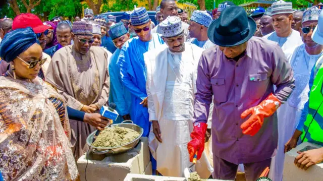 Ministan sufurin jiragen sama na Najeriya Festus Keyamo tare da gwamnan jihar Sokoto Ahmed Aliyu