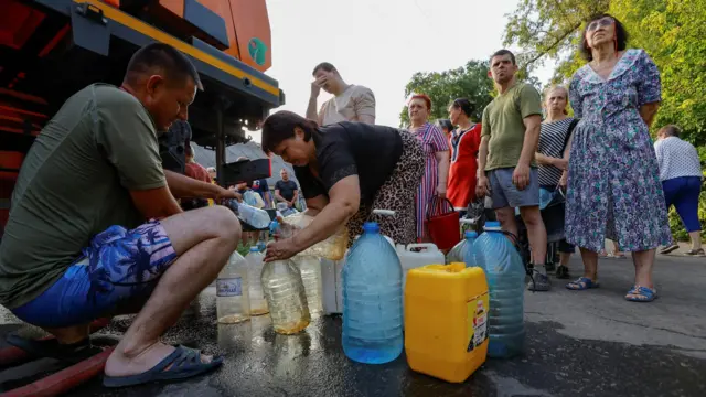 Очередь к цистерне с водой