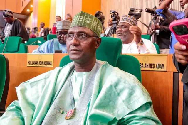 Sanata Abdul'aziz Yar'adua zaune a zauren majalisar wakilan Najeriya sanye da koriyar gariya da hula damanga