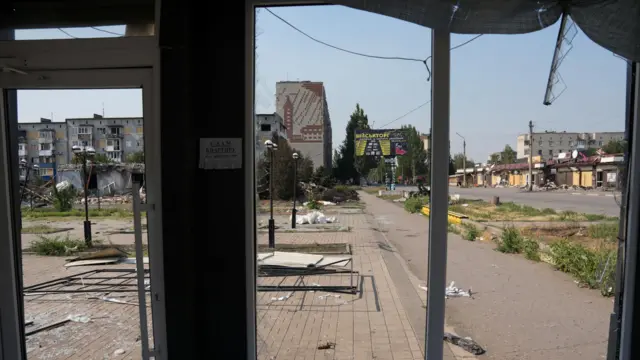 Поврежденные здания в Доброполье