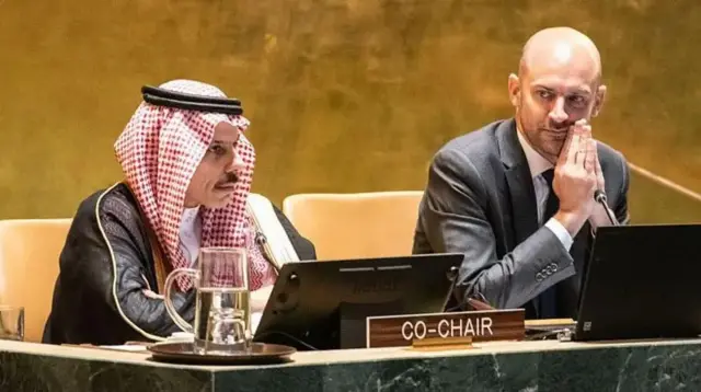 Waziri wa Mambo ya Nje wa Saudia Faisal bin Farhan Al Saud (kushoto) na Waziri wa Mambo ya Nje wa Ufaransa Jean-Noël Barrot