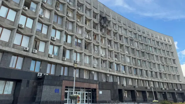 Здание ОВА в Сумах со следами пожара на верхнем этаже