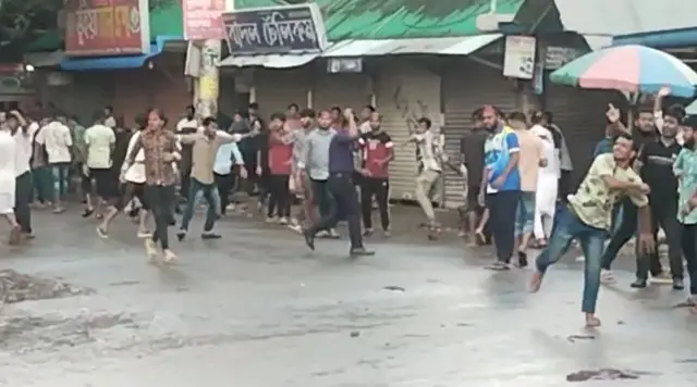 বিএনপি ও এনসিপি'র নেতাকর্মীদের মধ্যে ধাওয়া-পাল্টা ধাওয়ার ছবি