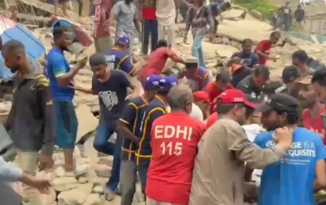 کراچی میں پانچ منزلہ عمارت گِرنے سے کم از کم دو افراد ہلاک