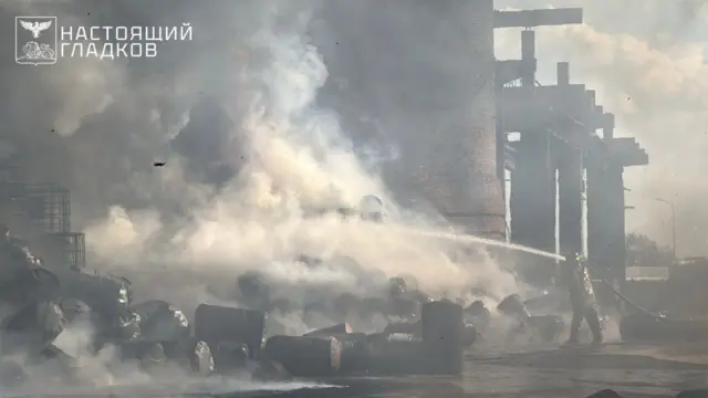 Выделяется транспорт для дополнительного подвоза воды к месту пожара, написал губернатор