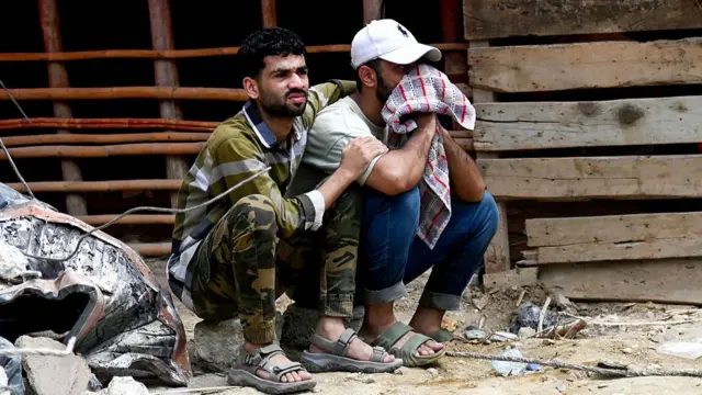 इमारत में रहने वाले एक व्यक्ति अपने रिश्तेदार की तलाश में