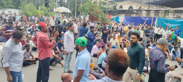 চাকরিচ্যুত বিজিবি সদস্যদের কাকরাইল মোড়ে অবস্থান