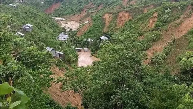 ভারি বৃষ্টিপাতের ফলে চট্টগ্রাম বিভাগের পাহাড়ি এলাকার কোথাও কোথাও ভূমিধ্বসের পূর্বাভাস দিয়েছে আবহাওয়া অধিদপ্তর