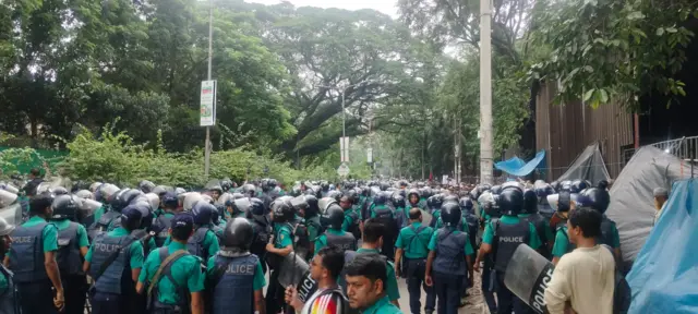 কাকরাইলমোড়ে অবস্থান নেওয়া চাকরিচ্যুত বিডিআর সদস্যদের ছত্রভঙ্গ করতে জলকামান ও সাউন্ড গ্রেনেডও ব্যবহার করে পুলিশ