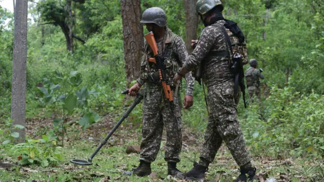 आईईडी तलाशते जवान