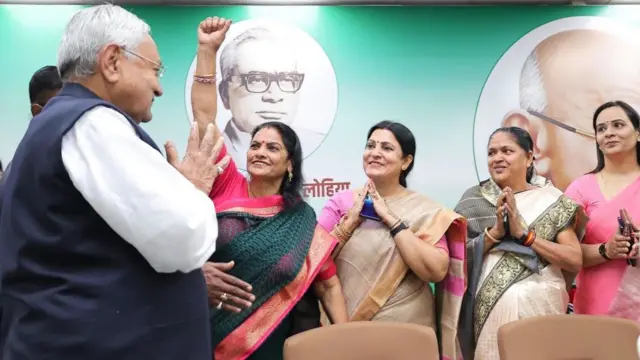 मुख्यमंत्री नीतीश कुमार के साथ महिलाएं